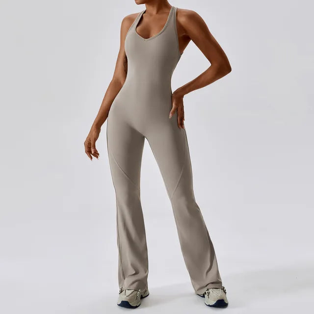 Sexy Jumpsuit mit V-Ausschnitt im Rücken und Fitnessstudio