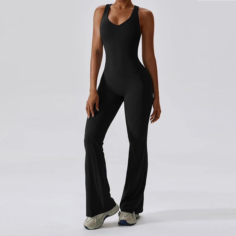 Sexy Jumpsuit mit V-Ausschnitt im Rücken und Fitnessstudio